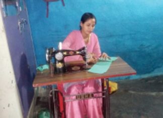 कोरोना काल में मास्क निर्माण कर कोरोना योद्धा भूमिका का निर्वाह कर रही है समूह की महिलाएं