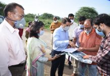 प्रमुख सचिव शुक्ला ने रतलाम में अल्कोहल प्लांट की खाली पड़ी भूमि के औद्योगिक विकास के लिए निरीक्षण किया