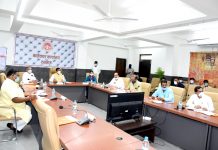 सभी विभागों के अधिकारी ईमानदारी के साथ कार्य करके जिले के विकास को नए आयाम दे – सांसद डामोर