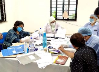 कलेक्टर रुचिका चौहान ने मेडिकल कॉलेज में मरीजों की केस फाइल की समीक्षा की
