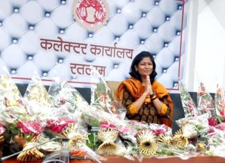 कलेक्टर रुचिका चौहान को भावभीनी विदाई दी गई