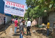 शक्ति नगर की मुख्य सड़क पर हुआ पौधरोपण, कीचड़ ओर गड्डो भरी सड़क से परेशान रहवासियों ने किया पौधरोपण