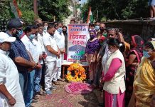 कांग्रेस ने जर्जर एवं लगभग मृत पड़ी मुख्य मार्ग (सड़क) को मौन रखकर पुष्प द्वारा दी श्रद्धांजलि