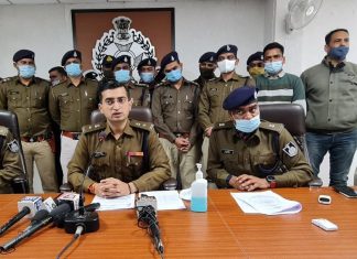 करमदी रोड पर फिल्मी स्टाइल में सर्राफा व्यापारी से हुई लूट का खुलासा, दर्ज़न भर आरोपियों का हाथ….