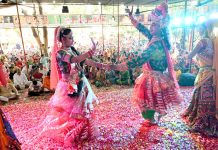 प्रभु प्रेमी संघ के पुष्प फाग महोत्सव में मनी बरसाने की होली….