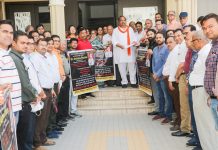 आईएमए के आह्वान पर चिकित्सकों ने काम बंद कर विधायक काश्यप को सौंपा प्रधानमंत्री के नाम ज्ञापन…