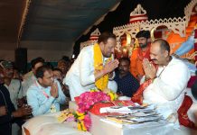 कथा के समापन पर उमड़ा आस्था का सैलाब, पंडित प्रदीप मिश्रा ने सेवा करने वालों को दिया धन्यवाद…
