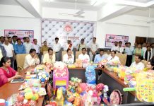 कलेक्टर सूर्यवंशी की पहल पर महिला बाल विकास का अनूठा आयोजन, आंगनवाडियो के बच्चों के लिए प्यार उमड़ा देखते ही देखते सभाकक्ष खिलौनों से भर गया..
