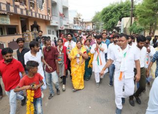 कांग्रेस प्रत्याशी मयंक जाट के जनसंपर्क में महिलाओ ने आरती उतारी, तो कन्याओं ने विजय तिलक लगाया…