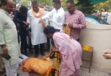 भाजपा महापौर प्रत्याशी प्रहलाद पटेल ने गुरु के चरणों में शीश झुकाकर लिया आशीष, टीचर बोली बेटा शहर की तस्वीर बदलना…