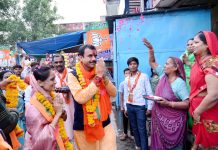 तिलक लगाकर खिलाया पान, कहा-जितना है मैदान, महापौर प्रत्याशी प्रहलाद पटेल का वार्ड 25 तथा 26 में जनसंपर्क…
