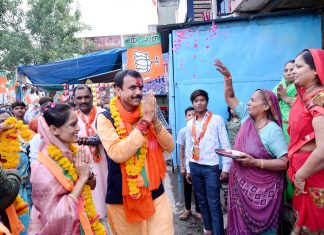 तिलक लगाकर खिलाया पान, कहा-जितना है मैदान, महापौर प्रत्याशी प्रहलाद पटेल का वार्ड 25 तथा 26 में जनसंपर्क…