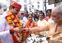 महापौर प्रत्याशी प्रहलाद पटेल ने जनसंपर्क के दौरान कहीं चाय पी, तो कहीं खाई जलेबी…