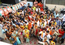 भाजपा के महापौर प्रत्याशी प्रहलाद पटेल और पार्षद प्रत्याशी का भव्य स्वागत और सत्कार, कहीं हो रही फूलों की बारिश तो कहीं मिल रहा अपनों सा प्यार…