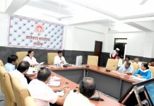 कलेक्टर ने कार्य नहीं करने पर जिला शिक्षा अधिकारी शर्मा की विभागीय जांच करने के दिए निर्देश