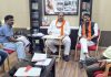 शहर में क्षतिग्रस्त सड़कों की दशा को लेकर विधायक ने ली अधिकारीयों की क्लास…