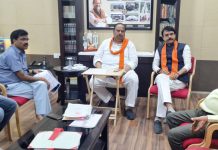 शहर में क्षतिग्रस्त सड़कों की दशा को लेकर विधायक ने ली अधिकारीयों की क्लास…