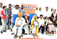 जानिए ऐसा क्या हुआ की कलेक्टर नरेंद्र सूर्यवंशी को बैठना पड़ा घुटनो पर…