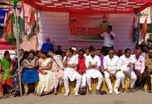 जर्जर सड़कों के लिए शहर कांग्रेस ने किया धरना प्रदर्शन…