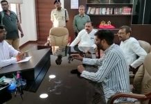 रतलाम जिले के आलोट में विधायक द्वारा खाद लुटवाने के मामला गरमाया, आज छह कांग्रेसी विधायक कलेक्टर को ज्ञापन देने गए, विधानसभा में बुलाने की धमकी..