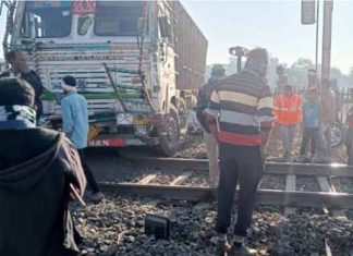बाइक सवारों को रौंदता हुआ रेलवे ट्रैक पर घुसा ट्रक, तीन लोगों की मौत, ट्रेनें भी रोकना पड़ी…