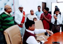 स्कूल वालों ने निकाला तो वापस भर्ती कराने के लिए कलेक्टर ने डिप्टी कलेक्टर एवं जिला शिक्षा अधिकारी के साथ स्कूल पहुंचाया…