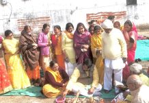 वैदिक मंत्रोच्चार के साथ गायत्री महायज्ञ स्थल का किया शुद्धिकरण, हवन कुंड निर्माण के पहले गायत्री यज्ञ कर दी आहूति…
