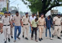 फिल्मी अंदाज में गुंडागर्दी करने वालो की पुलिस ने झाड़ी धूल, जुलूस निकालकर गुडों को होश ठिकाने लगाए…