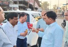 आचार संहिता लागू होने के पश्चात कलेक्टर सूर्यवंशी ने शहर में निरीक्षण कर राजनीतिक पोस्टर, होर्डिंग हटवाए