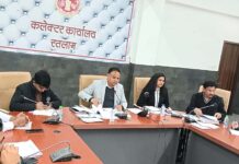 कार्य पूर्ण नहीं कर सकते तो राशि मय ब्याज वसूल की जाएगी – कलेक्टर