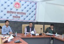 विद्यार्थियों को उनके स्कूल किसी दुकान विशेष से पाठ्य सामग्री क्रय करने के लिए बाध्य नहीं करें – कलेक्टर भास्कर लाक्षाकार