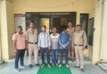 पिता की हत्या का बदला लेने के इरादे से कोर्ट परिसर के बाहर चाकू लेकर घूमते 03 युवको को पुलिस ने किया गिरफ्ता