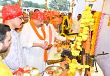 मंत्री श्री चेतन्य काश्यप के मुख्य आतिथ्य में वैदिक मंत्रोच्चारों के बीच जिला पुलिस लाइन में हुआ शस्त्र-पूजन..