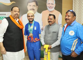 कैबिनेट मंत्री चेतन्य काश्यप ने किया प्रतिभावान दिव्यांग तैराक अब्दुल कादिर का अभिनंदन